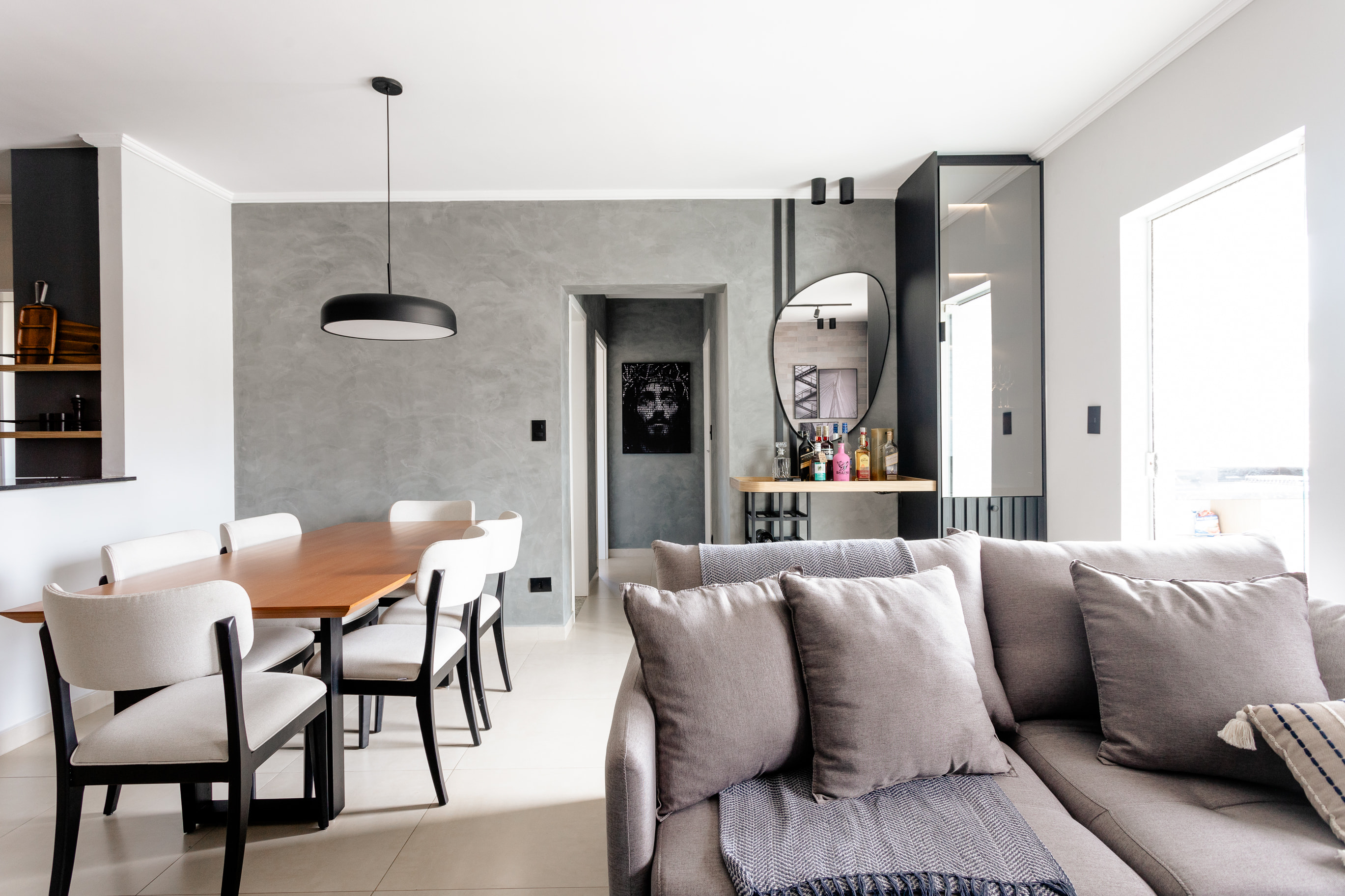 Cozinha americana integrada em projeto de interiores com estilo industrial e funcional