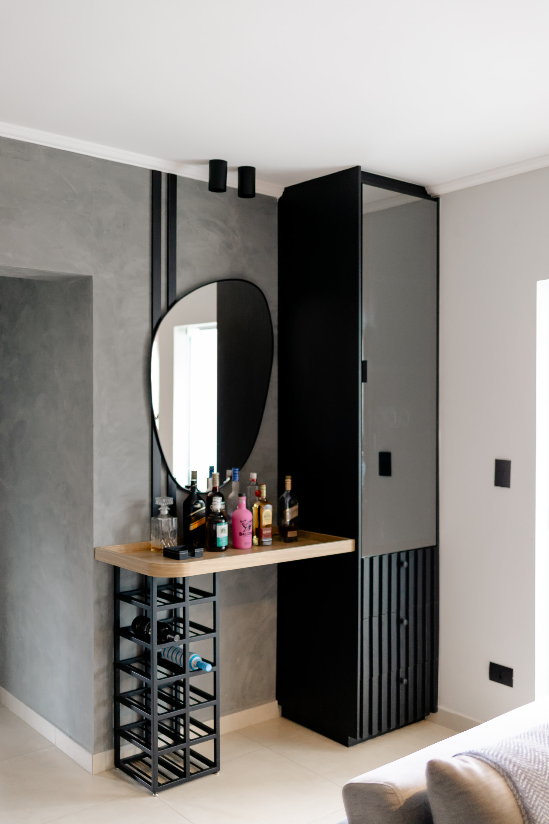 Integração entre cozinha e sala de estar em projeto de interiores moderno e funcional