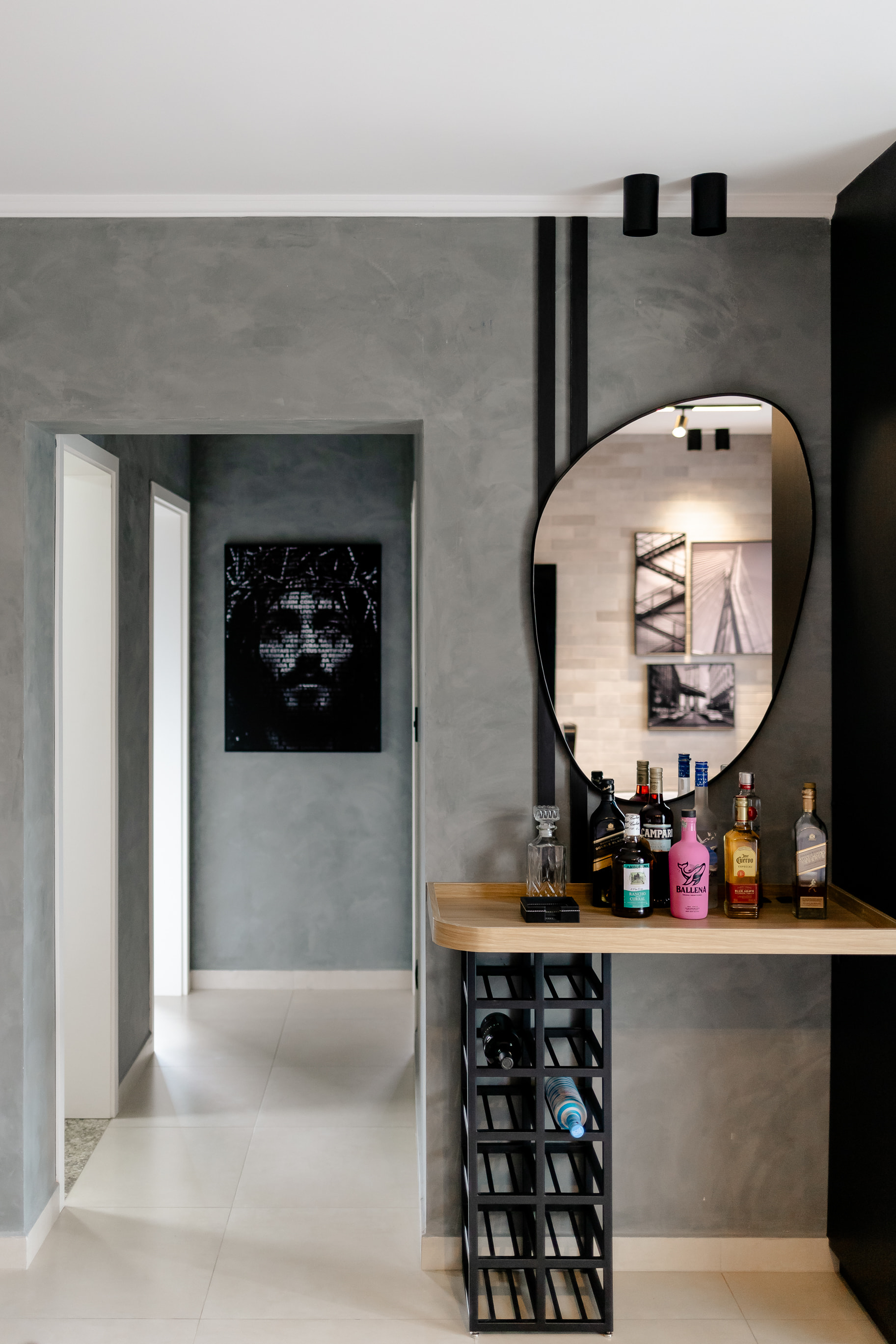 Armário planejado em madeira clara no dormitório principal em projeto sofisticado de interiores