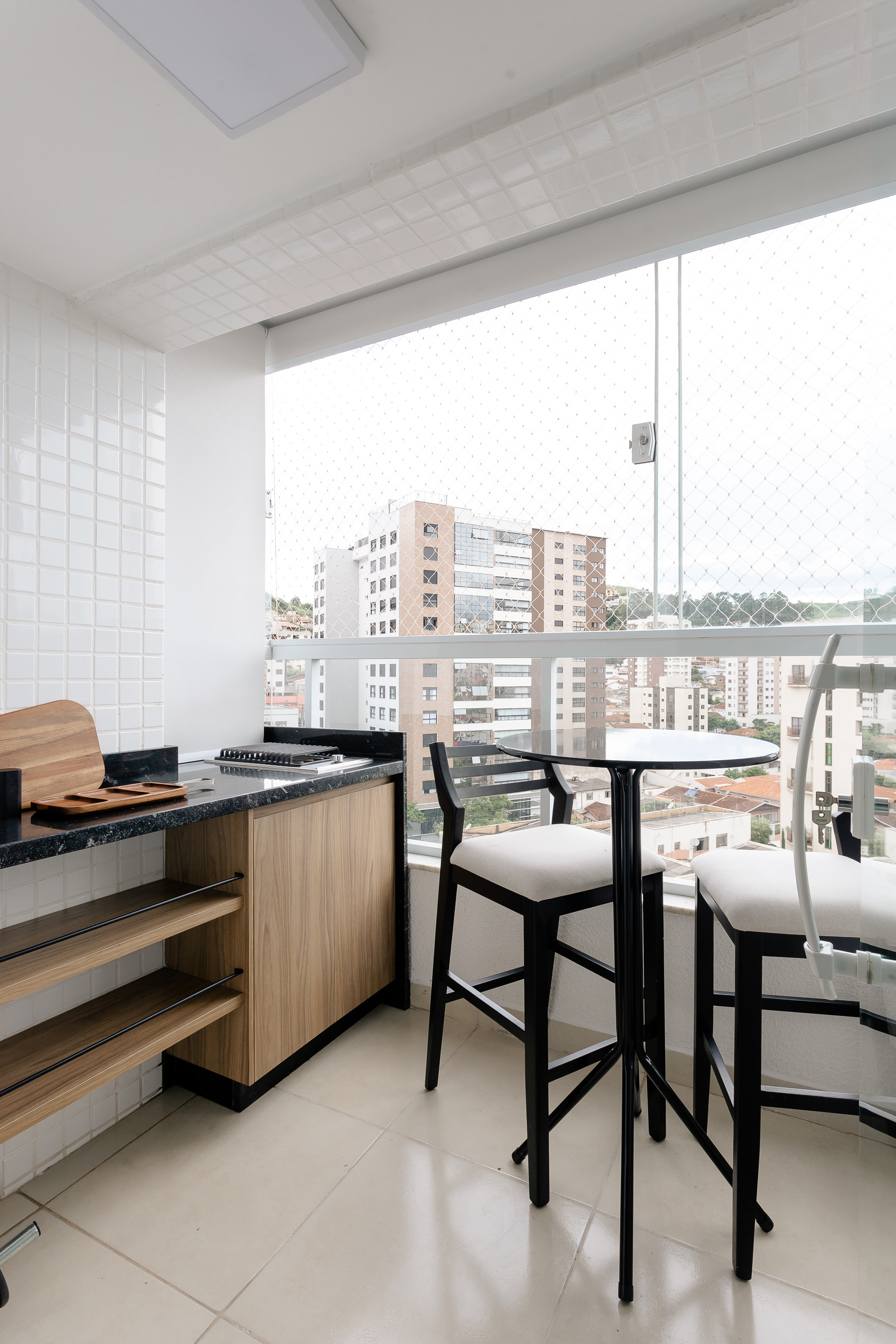 Piso em porcelanato cinza em apartamento moderno com projeto de interiores elegante