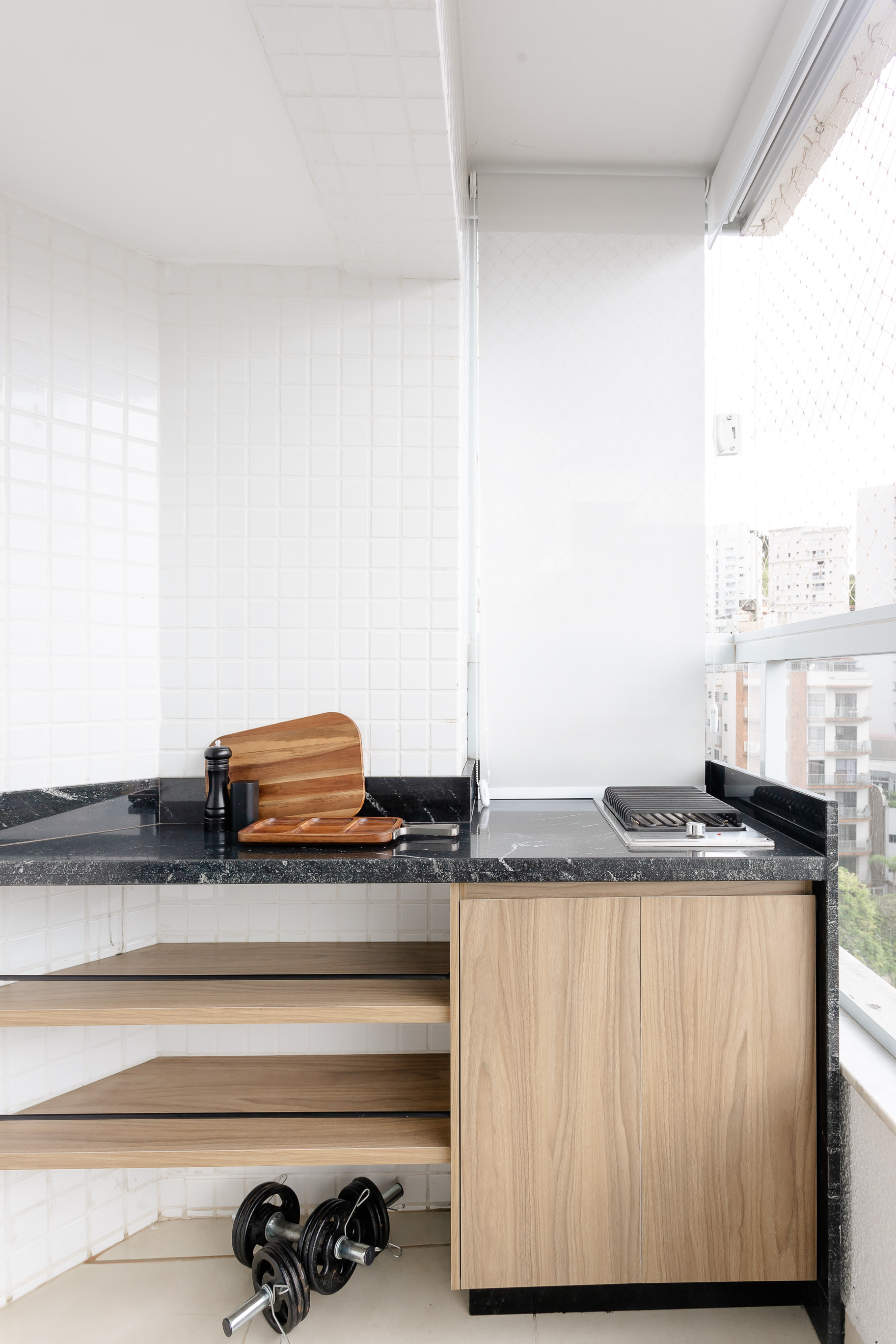 Sala de estar decorada com tapete neutro e poltrona azul em projeto de interiores nacional