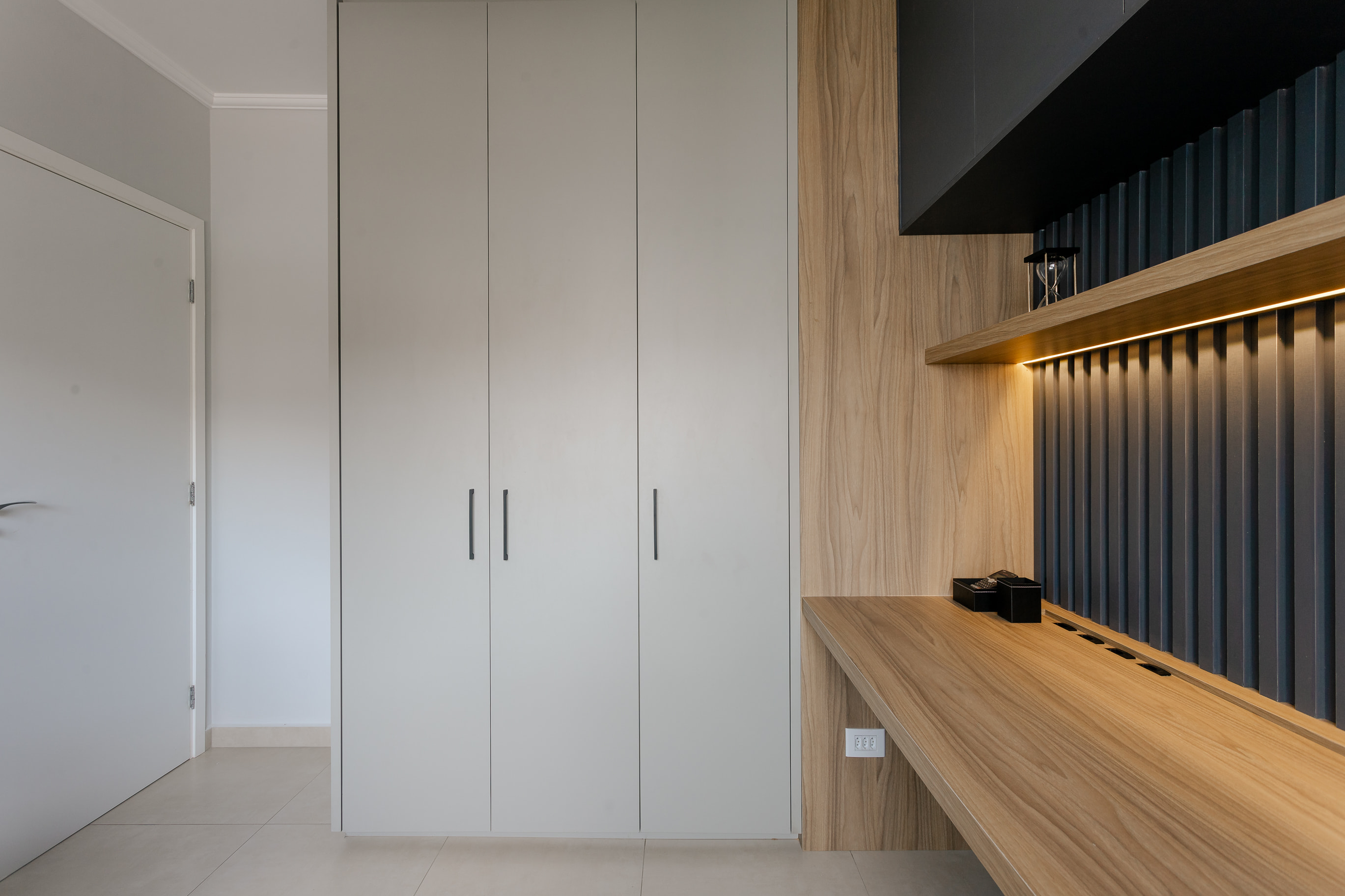 Ambiente integrado com móveis planejados e decoração escandinava em projeto de interiores