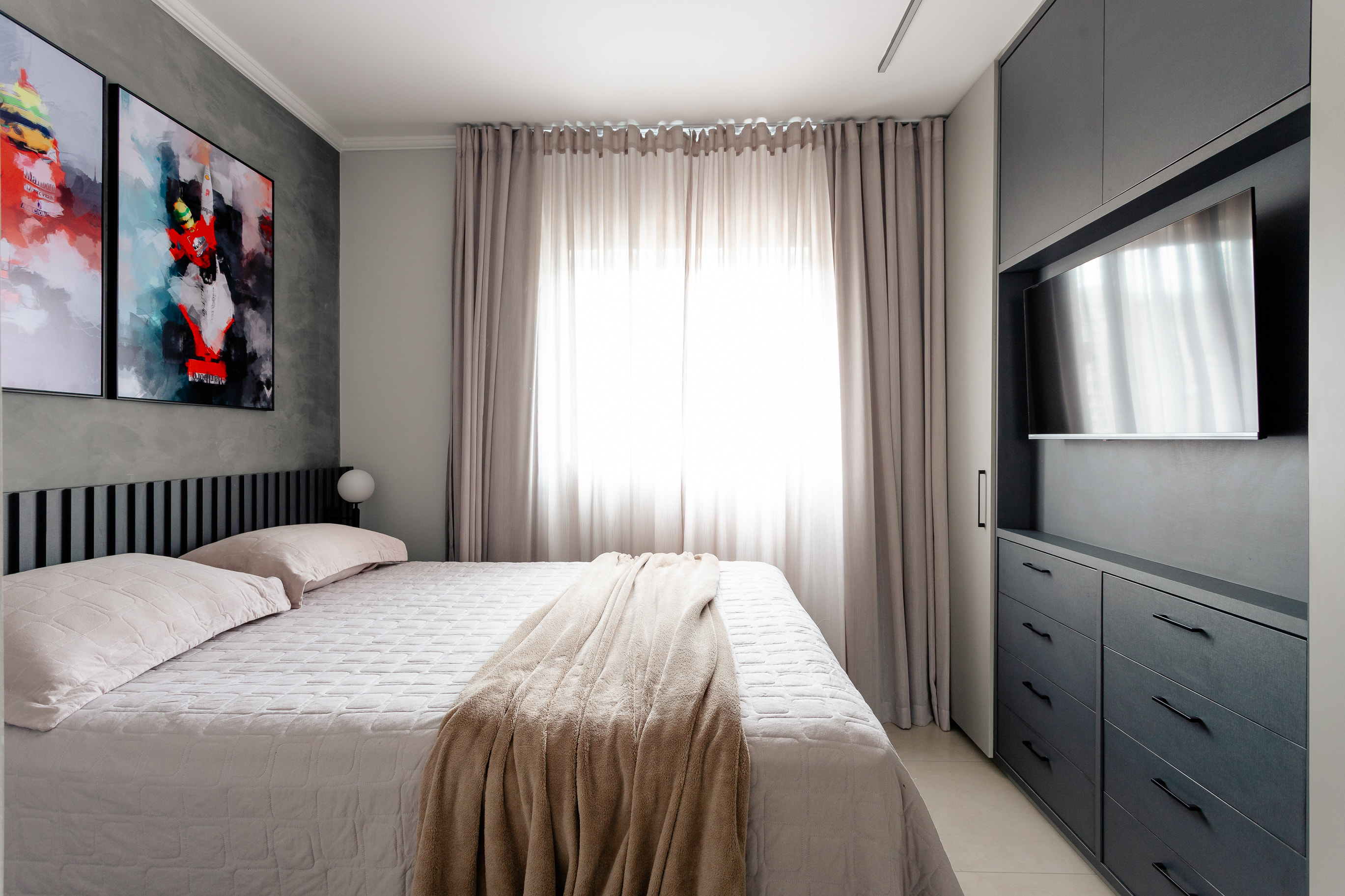 Parede decorada com quadros minimalistas em sala de estar moderna para apartamentos