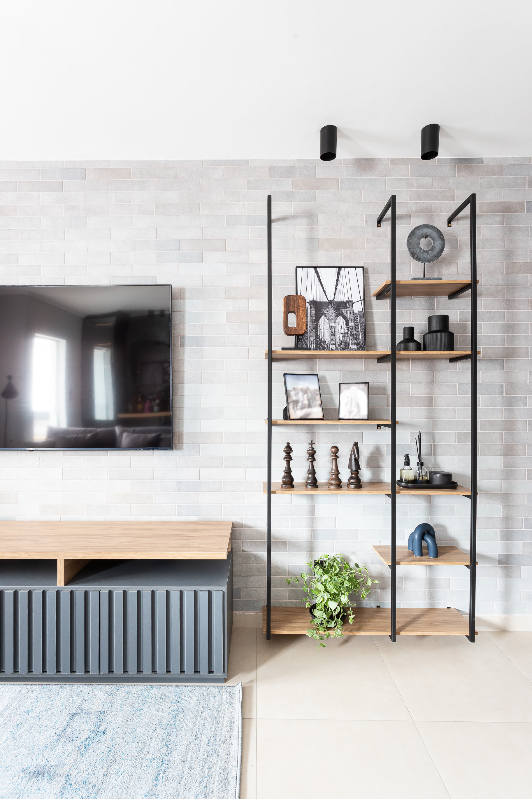 Quarto principal com decoração minimalista em tons neutros e projeto de interiores personalizado