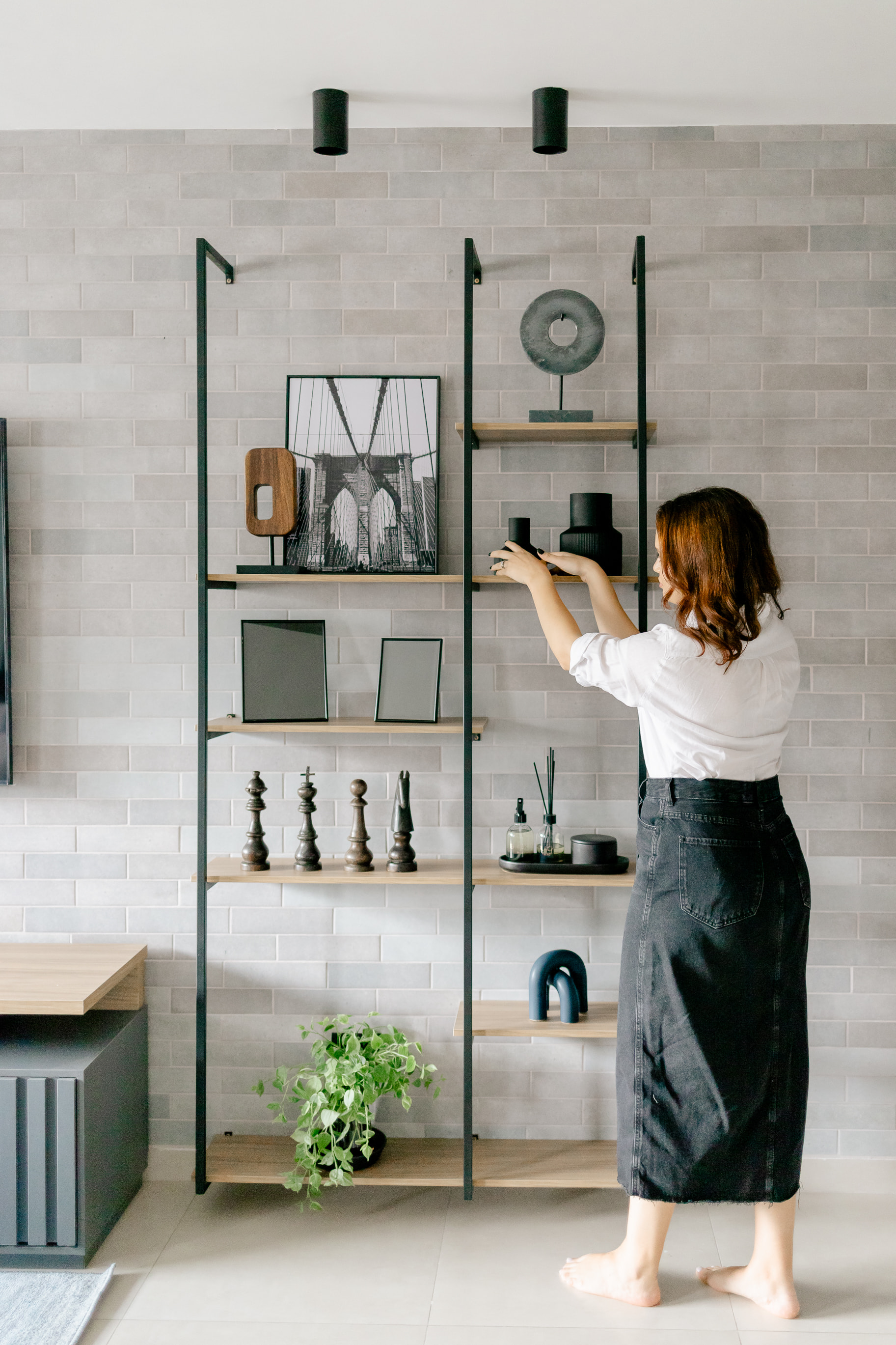 Banheiro moderno com cimento queimado e metais pretos em projeto residencial