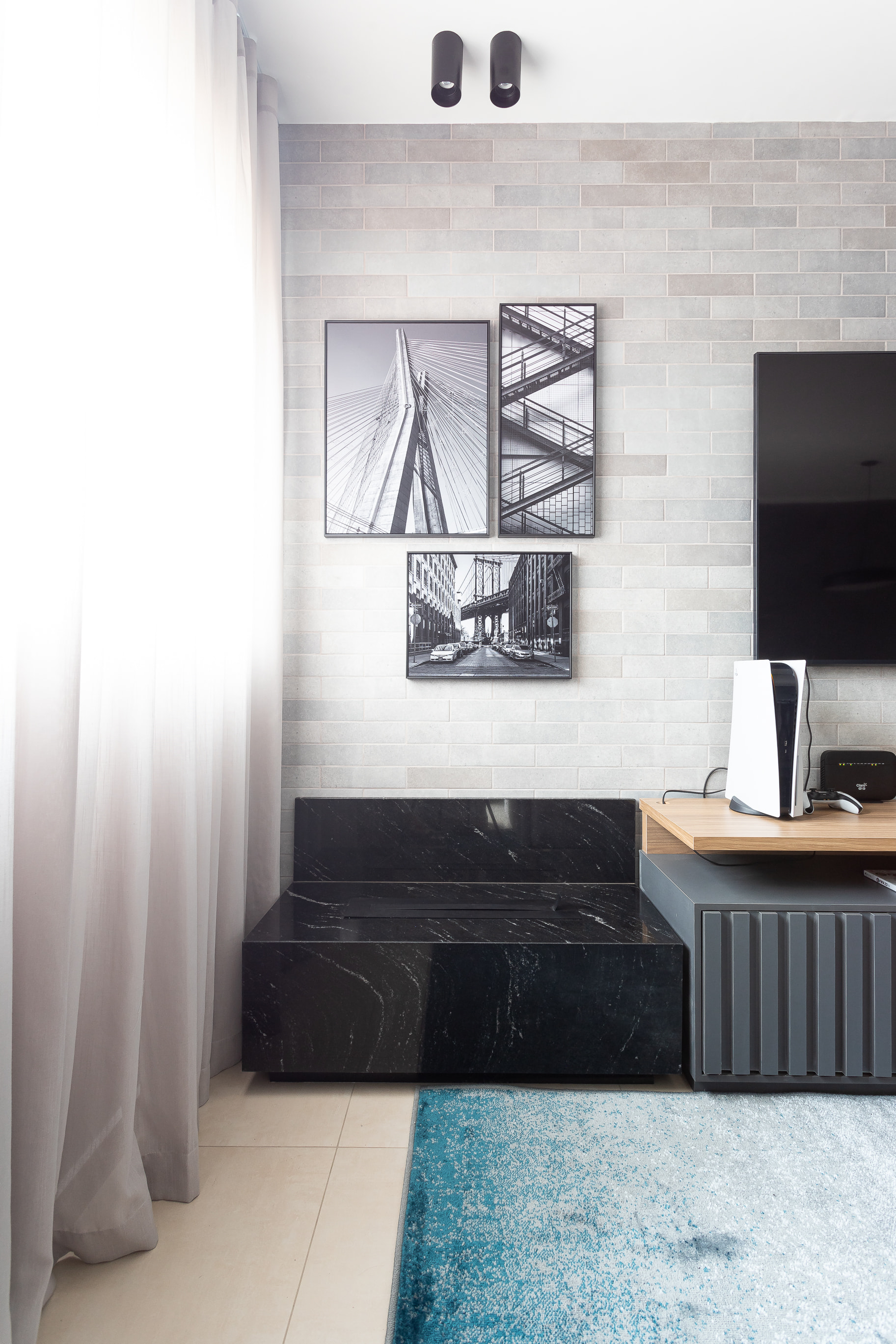 Home office compacto com móveis em madeira e estrutura metálica em apartamento moderno